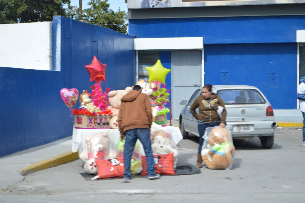 Empiezan ventas. Comerciantes callejeros ya iniciaron ventas por el día de 'San Valentín'