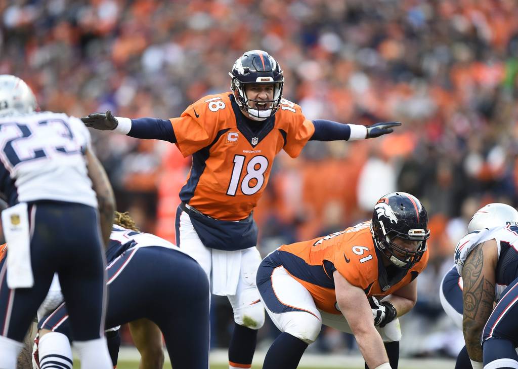 Peyton Manning trata de emular a John Elway y camina mientras llega el ocaso del día y de su carrera, con el trofeo del Super Bowl en las manos. 