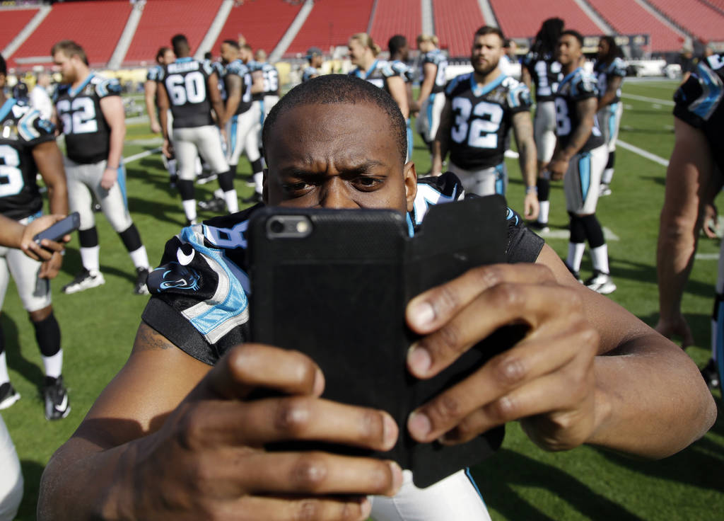 Stephen Hill, de las Panteras de Carolina, se toma una selfie en el último entrenamiento de su equipo.