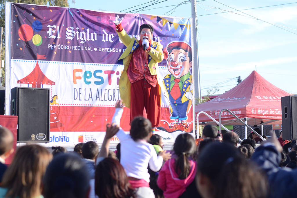 Buen humor. Con su canto y chistes, Tommy fue el gran anfitrión del Festival de la Alegría, organizado por El Siglo de Torreón.