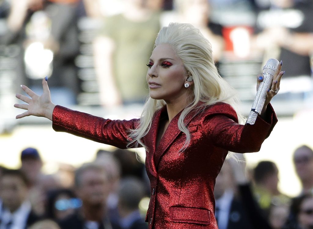 Lady Gaga interpretó el himno previo al arranque del Super Bowl 50. (AP)