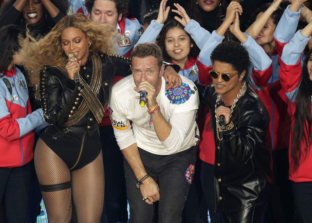 Coldplay, Beyoncé y Bruno Mars pusieron el ambiente en el Super Bowl 50. (AP)