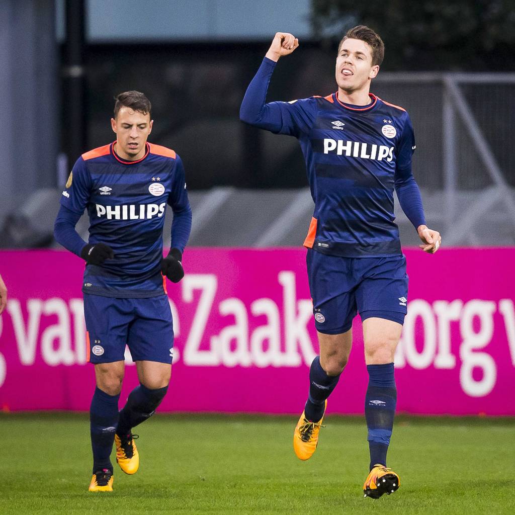 Marco van Ginkel celebra su anotación en el partido de ayer. PSV Eindhoven sobrevive sin Guardado