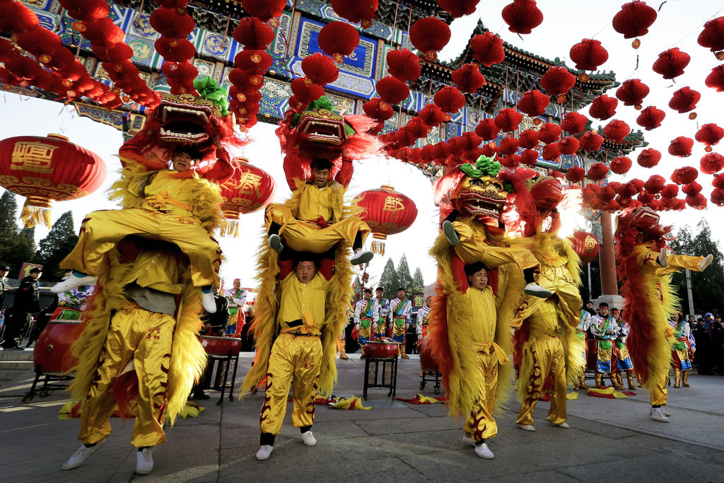 El primer día del Año del Mono fue celebrado con júbilo, alegría y reuniones callejeras, en las que destacaron la tradicional danza del dragón, cánticos, desfiles y un espectáculo de fuegos artificiales. (AP)