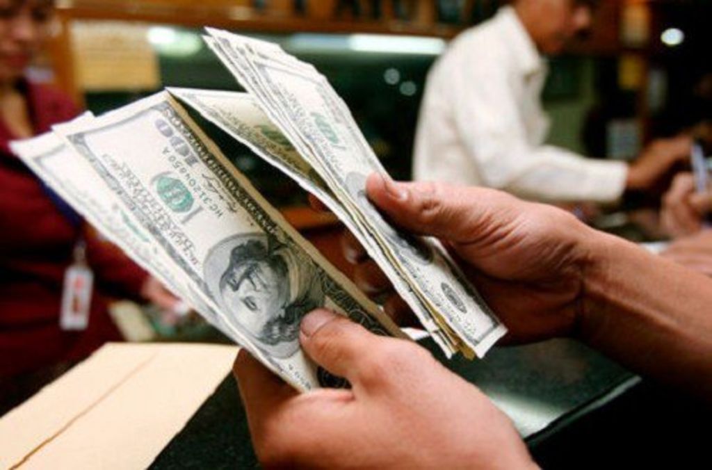 A media sesión, el dólar se oferta hasta en .00 en bancos. (TWITTER)
