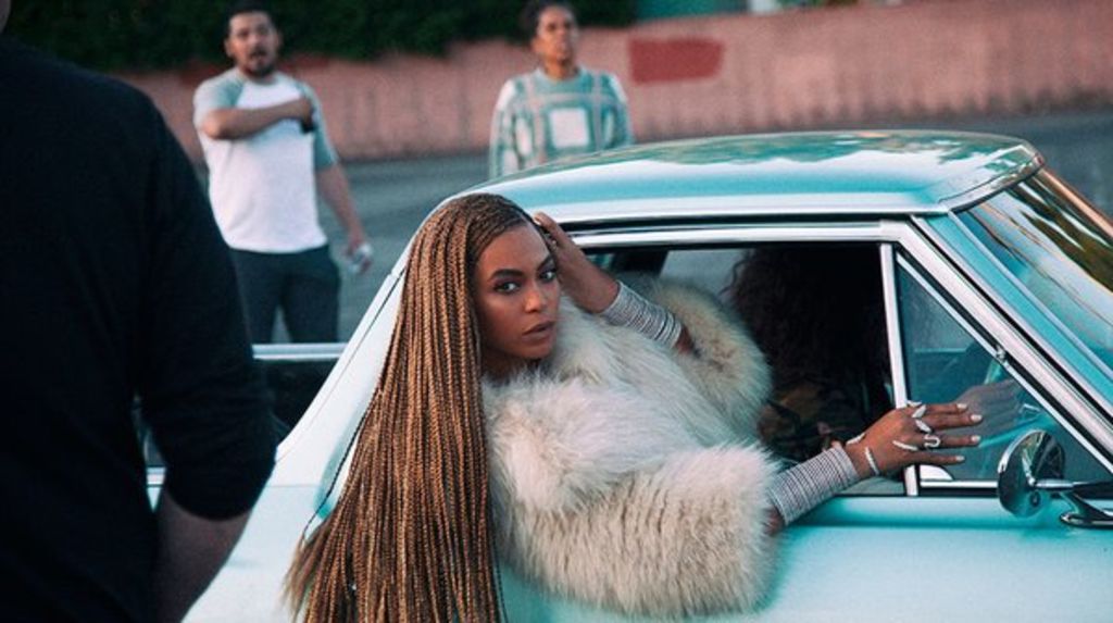 En el video, se ve a Beyoncé sobre un vehículo policial y hay referencias al movimiento Black Lives Matter. (TWITTER)