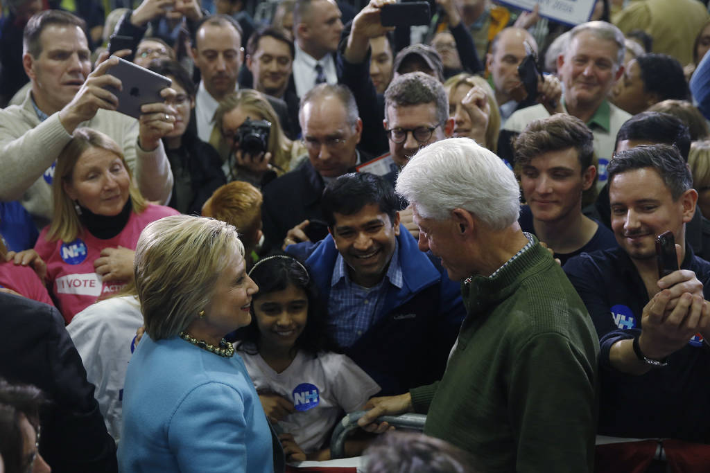 Campaña. Hillary Clinton acompañada de su esposo Bill Clinton en plena campaña por Nueva Hampshire. (AP)