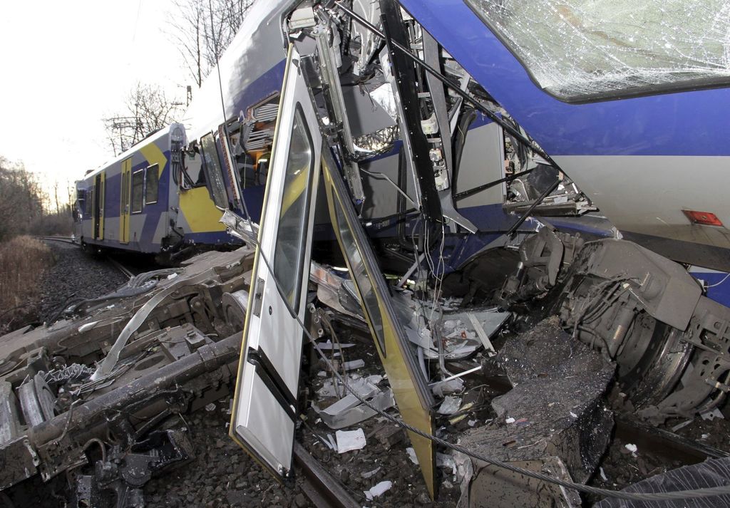 Por el momento se desconocen las causas del choque de ambos trenes y no se descarta que pueda haber más víctimas. (EFE) 