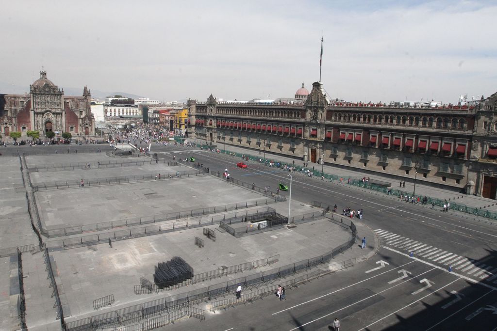Preparativos. El Zócalo de la Ciudad de México podrá albergar  hasta más de cien mil personas.
