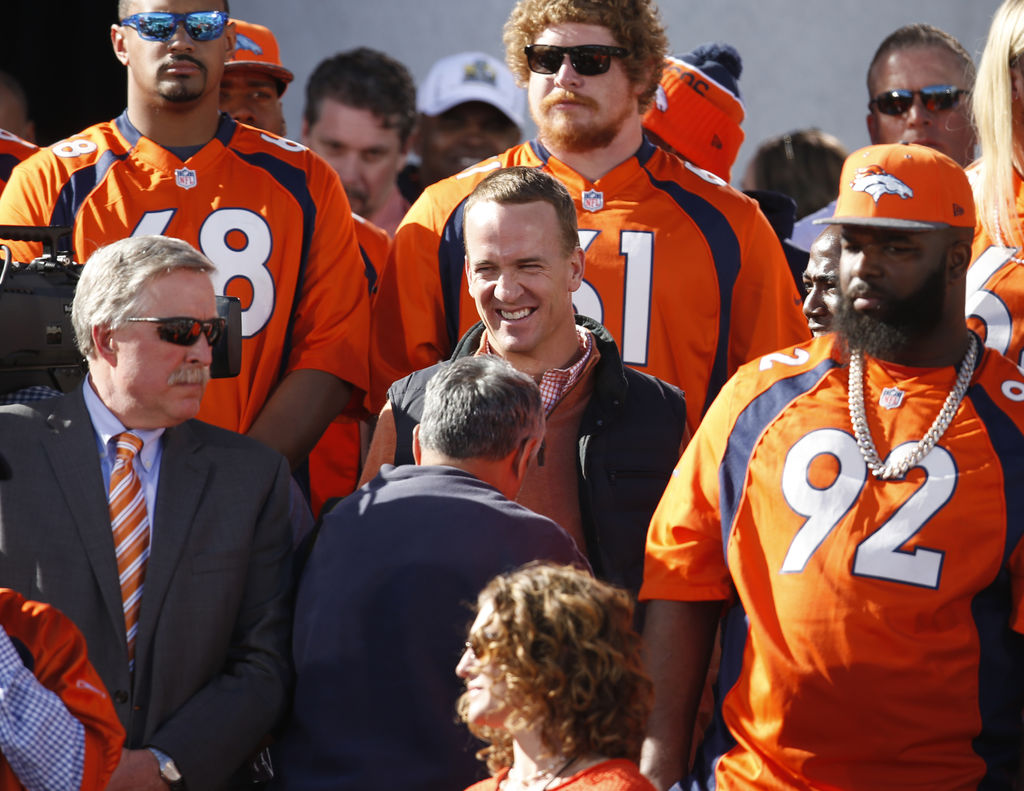 En el rally después del desfile, Manning evitó decir si regresará para jugar otra temporada. (AP)