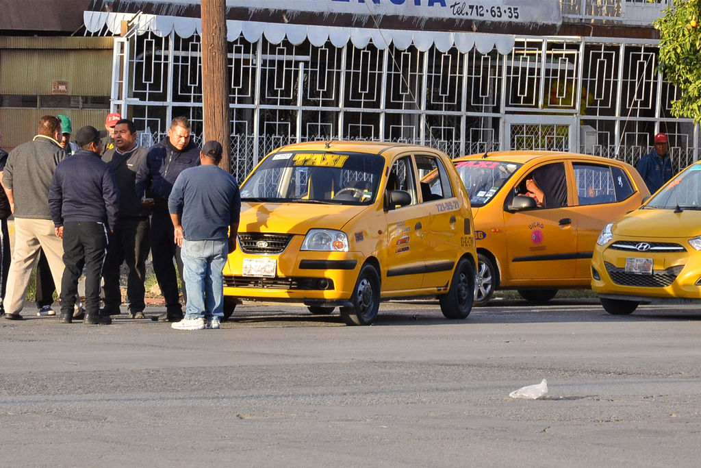 Al llegar al cruce con la calle Acuña ambos conductores detuvieron sus vehículos sobre los carriles centrales del bulevar Independencia y bajaron para continuar insultándose.  (EL SIGLO DE TORREÓN)