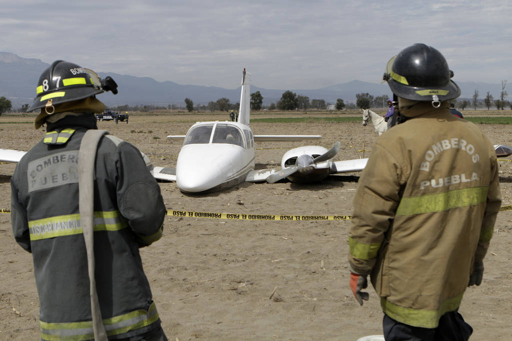 La libran. Por el aterrizaje de emergencia de esta avioneta, una mujer salió policontundida mientras que el piloto resultó ileso. 