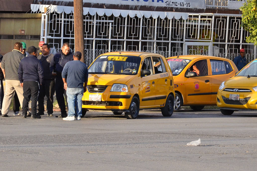 Riña. A la riña entre los dos taxistas se unieron otros grupos de trabajadores del volante.