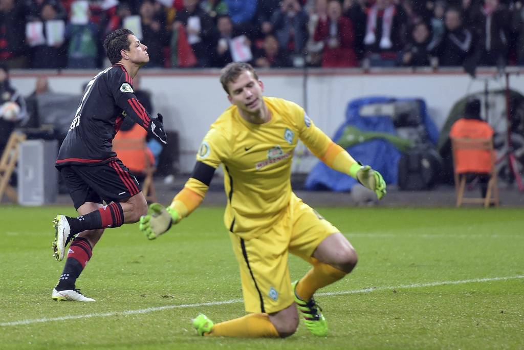 El delantero del Bayer Leverkusen Chicharito (i) celebra un gol marcado ante el Werder Bremen durante el partido de Copa alemana disputado en Leverkusen, Alemania. (EFE)