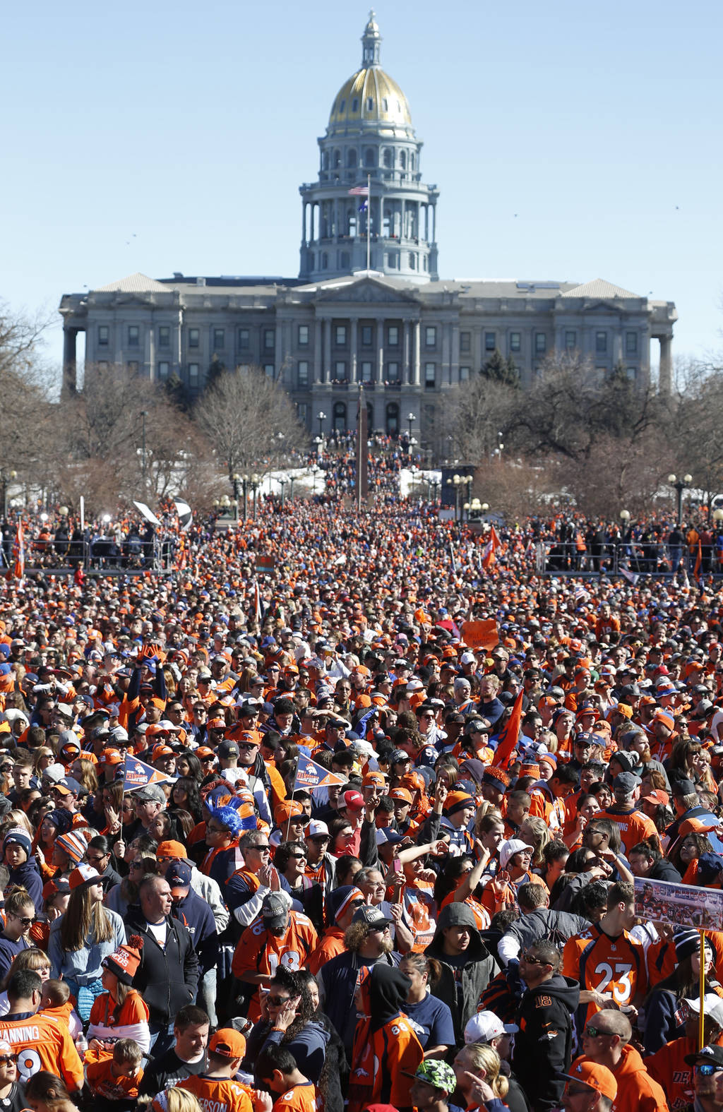 Miles de aficionados llenaron el Civic Center Park. (AP)