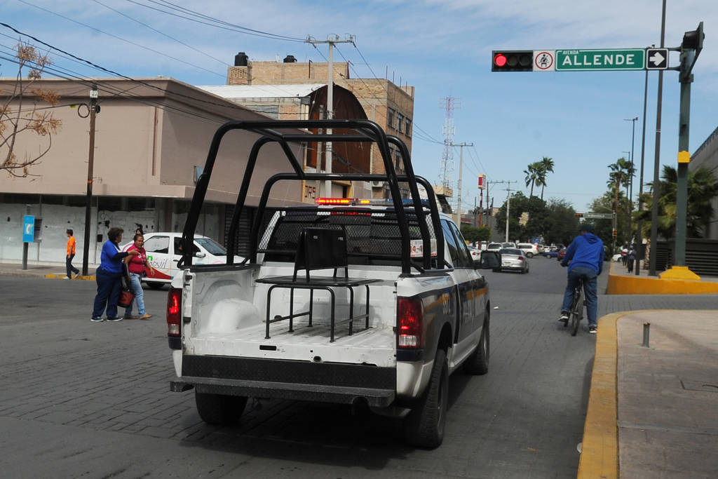 Acuden. Elementos de la Policía Municipal acudieron hasta el negocio para detener al hombre y llevarlo ante autoridades.