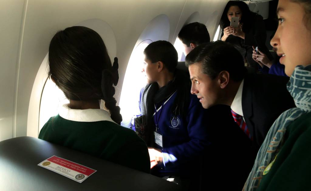 Estrena. Enrique Peña Nieto mira por la ventanilla junto algunos niños invitados al primer vuelo.