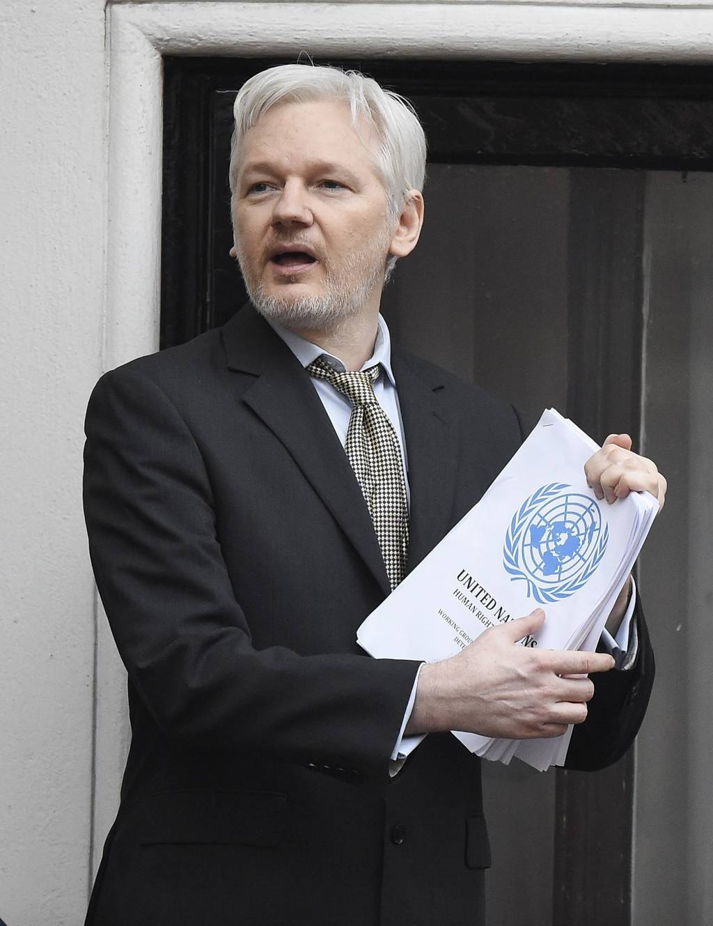 Confronta. David Cameron arremete contra Julian Assange. (ARCHIVO)