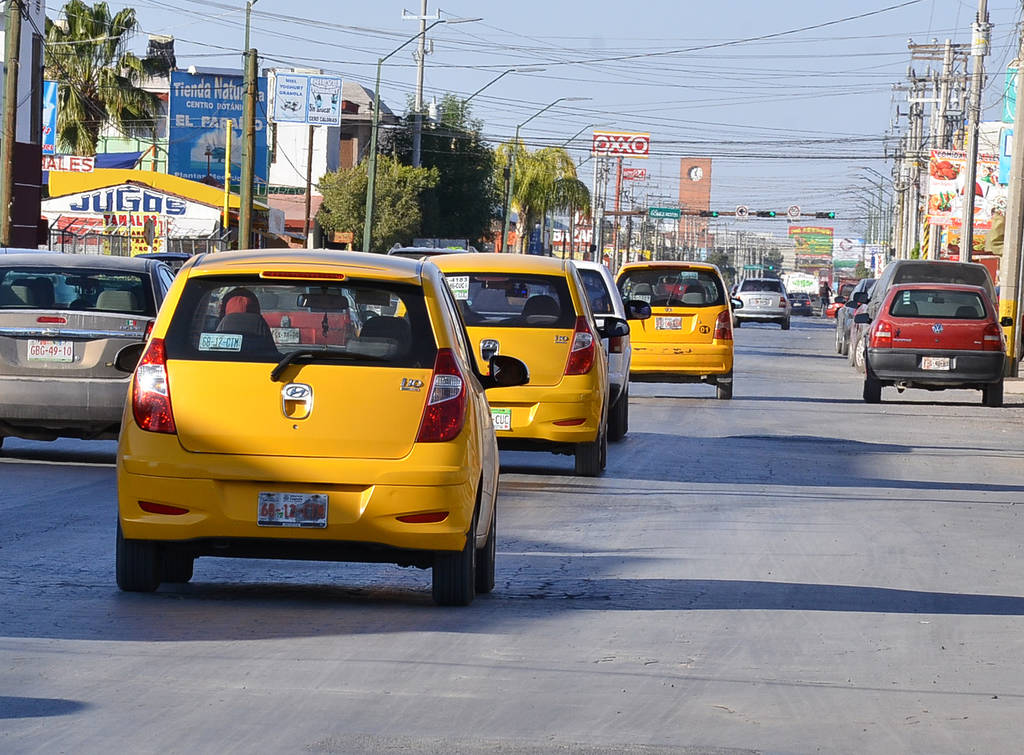 Servicio. Estos taxis tienen una demanda considerable, ya que cubren recorridos del bulevar Torreón-Matamoros. (Fernando Compeán)