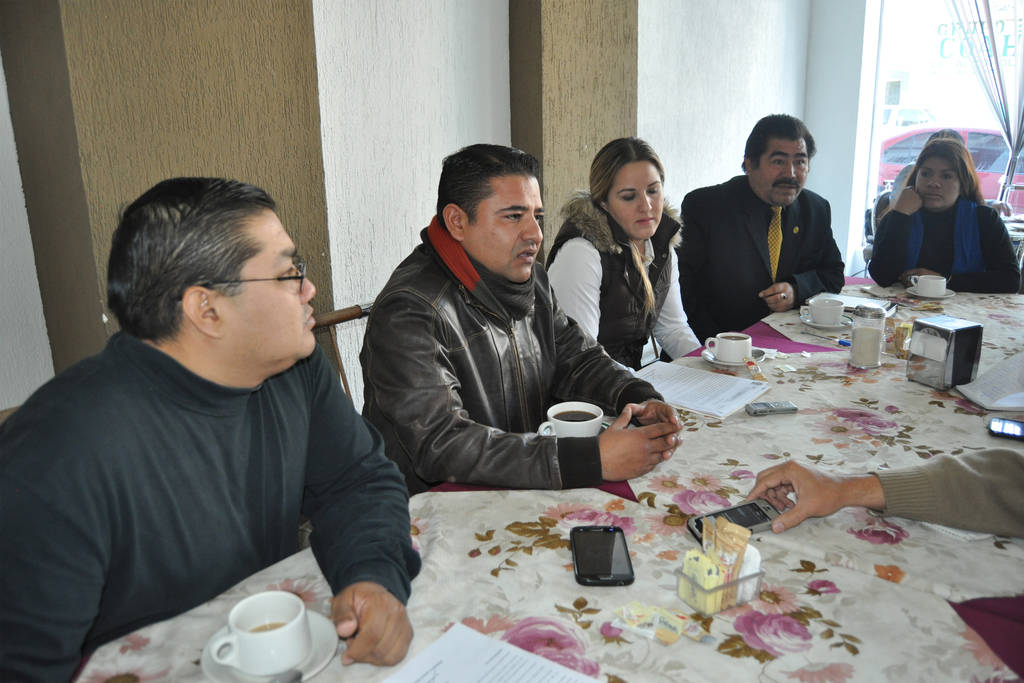 Iniciativa. Miembros del Comité Directivo Municipal del PRD en Torreón lanzó una campaña denominada 'No me alcanza'. (GUADALUPE MIRANDA)