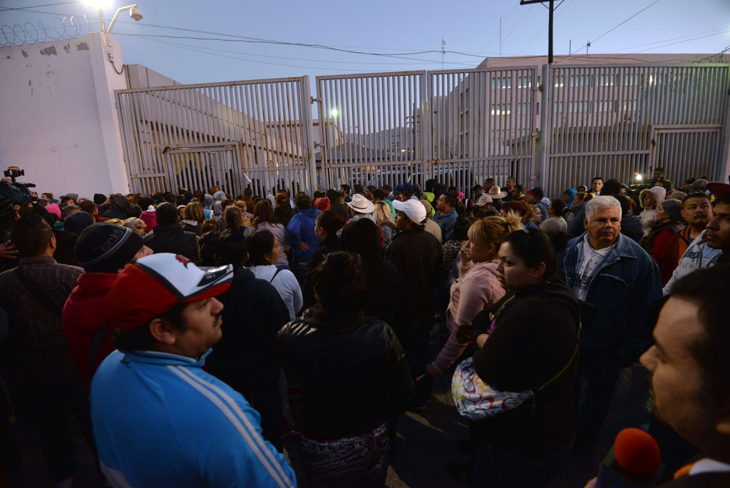 Cientos de personas esperan a las afueras del penal información sobre sus familiares. (EFE)