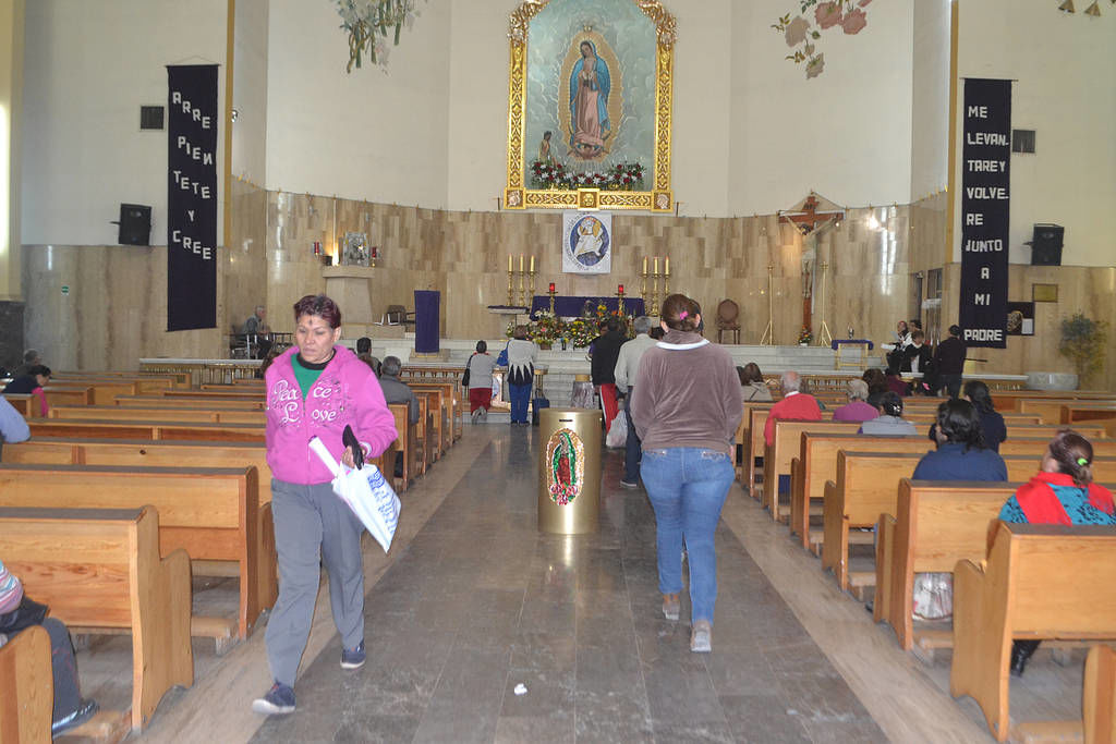 Debido a que asistió una gran cantidad de personas a tomar la ceniza en la parroquia de Nuestra Señora de Guadalupe, sacerdotes y laicos se organizaron por tiempos.