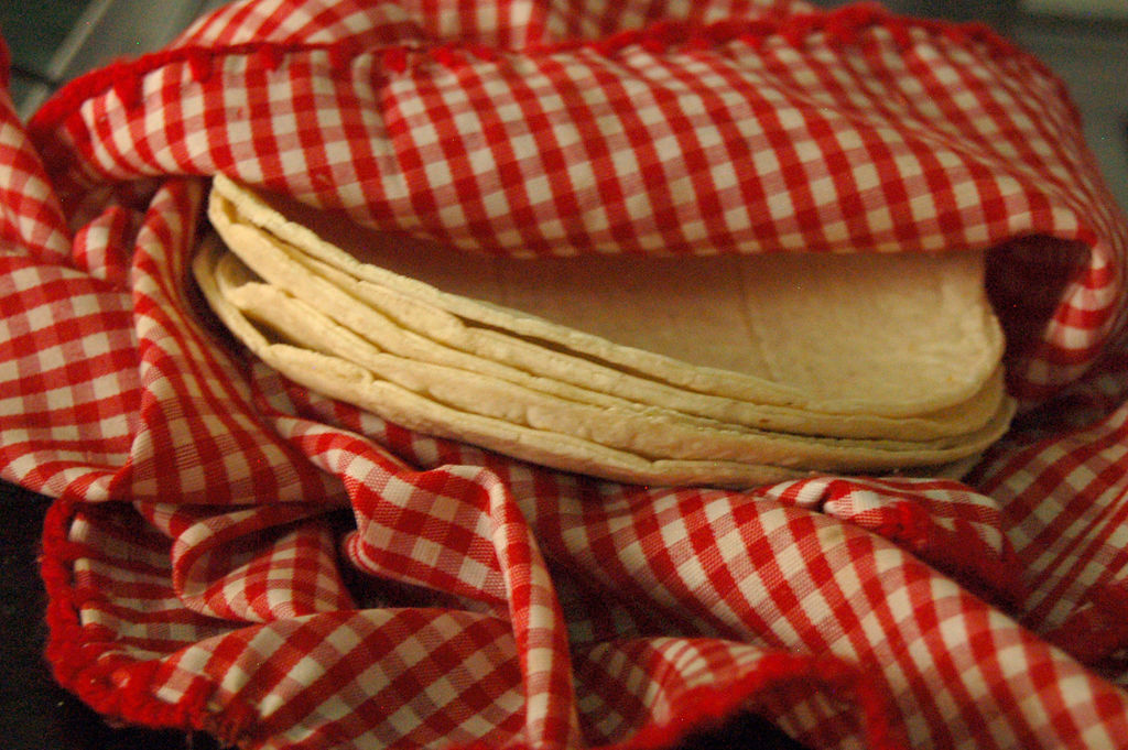 El titular de la Sagarpa enfatizó que México es autosuficiente en maíz blanco, principal ingrediente en la elaboración de la tortilla.  (ARCHIVO)
