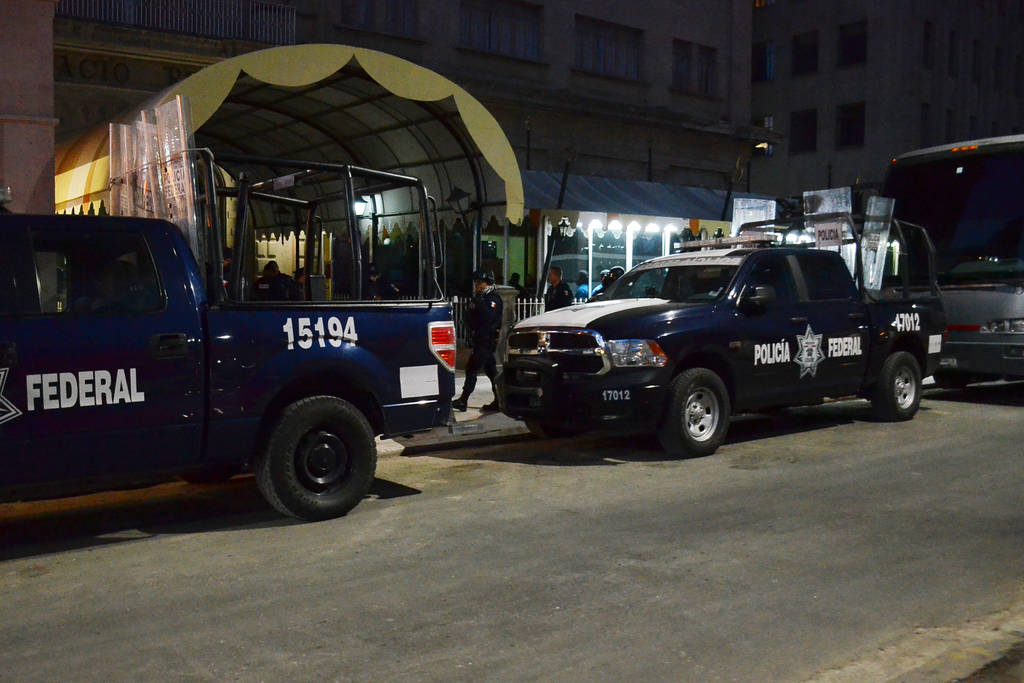 Arribo. Los agentes de la Policía Federal arribaron la tarde de ayer a bordo de autobuses y patrullas a un hotel ubicado en evenida Morelos y calle Valdez Carrillo de la zona centro de Torreón. (EL SIGLO DE TORREÓN)