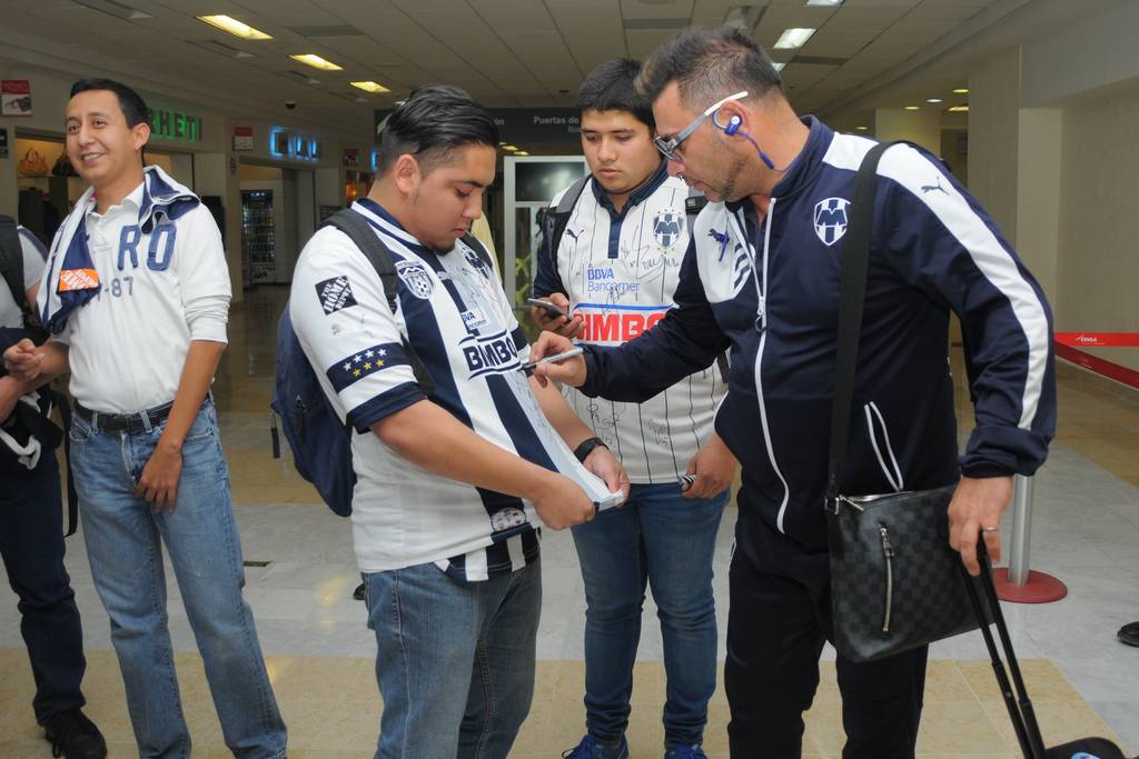 Antonio Mohamed firmó autógrafos a aficionados de La Pandilla en el Aeropuerto de Torreón. (Jesús Galindo)