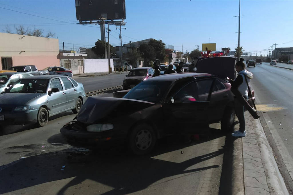 Aparatoso. Dos de los vehículos terminaron invadiendo parte del carril contrario, sobre el buelvar Torreón-Matamoros. (EL SIGLO DE TORREÓN)