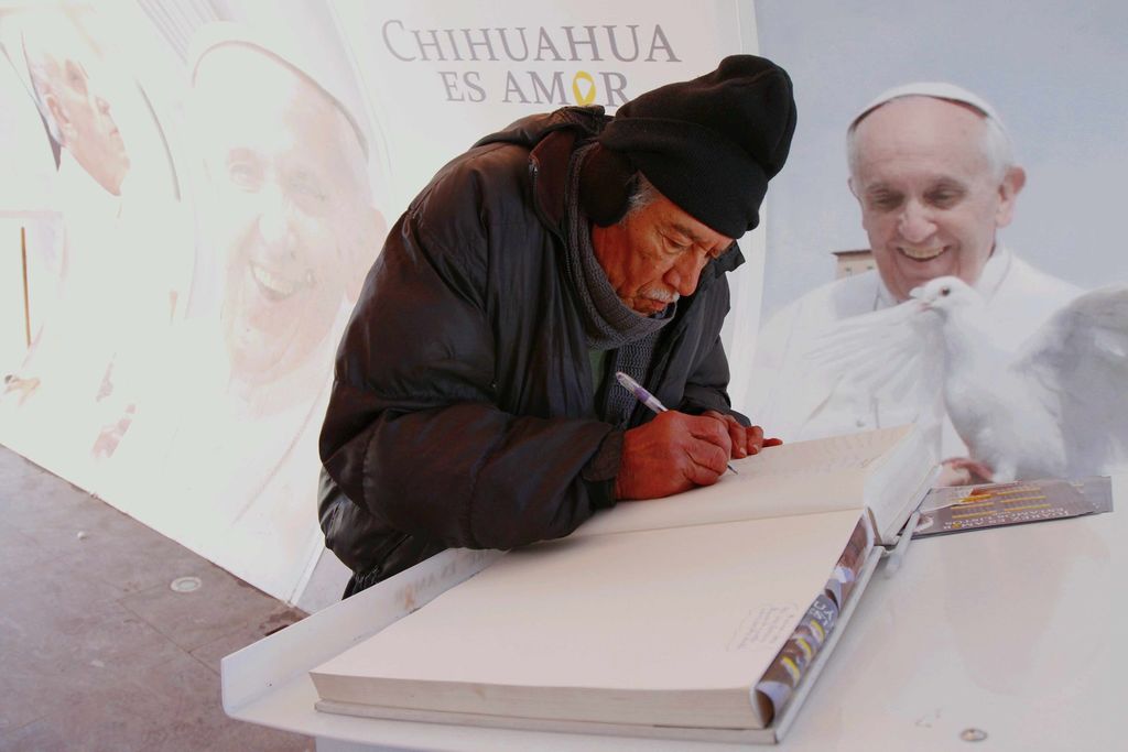 Iniciativa. La comunidad católica de Cd. Juárez colocó un libro en blanco para que los juarenses escriban un mensaje al Papa. (NOTIMEX)