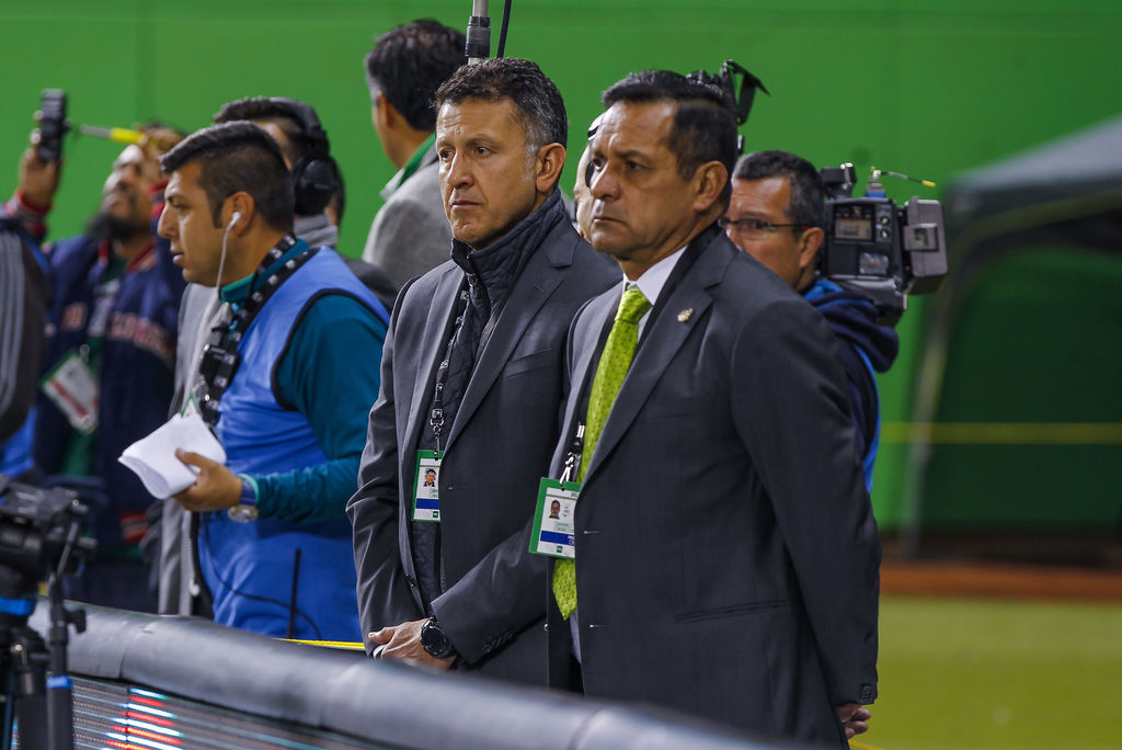 Juan Carlos Osorio contempla el partido amistoso entre las selecciones de México y Senegal, el pasado miércoles.