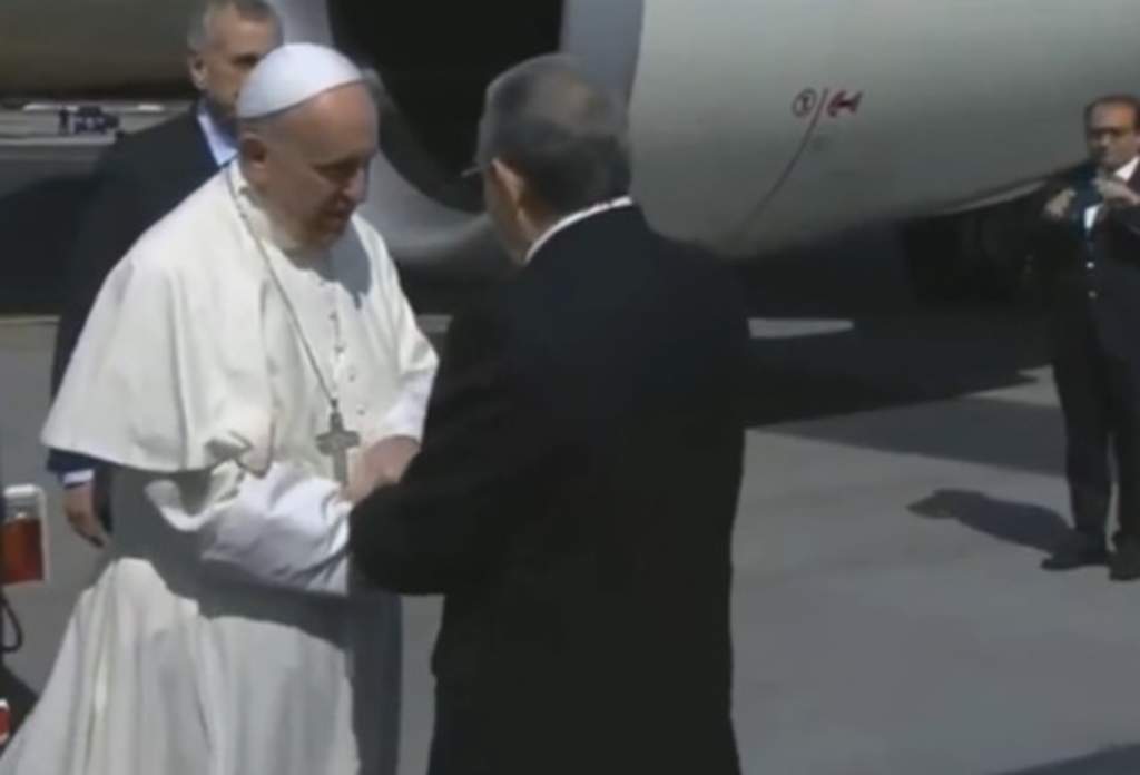 Luego de descender del avión, Francisco fue recibido por una comitiva de líderes religiosos y políticos, encabezados estos últimos por el presidente cubano, Raúl Castro. (TWITTER)