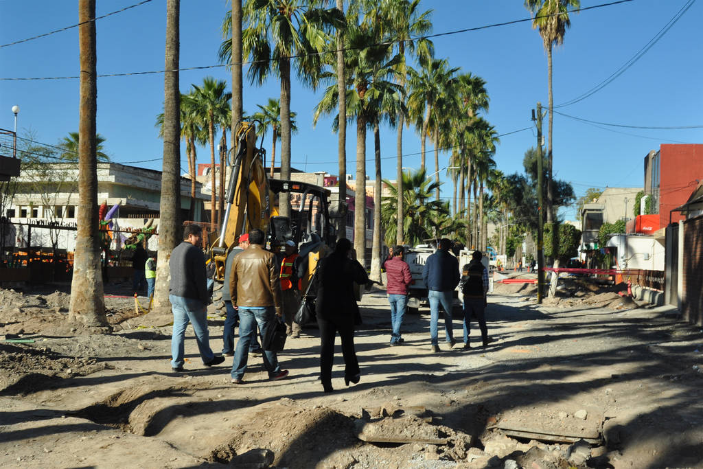 Supervisión. Comerciantes de la Morelos recorrieron las obras que se llevan a cabo en la vialidad. (GUADALUPE MIRANDA)