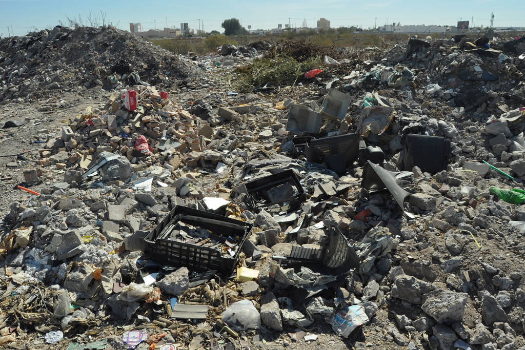 Tiradero. En el terreno, ubicado sobre la lateral del puente Villa Florida, se ha convertido en un 'cementerio' de televisores. (EL SIGLO DE TORREÓN)