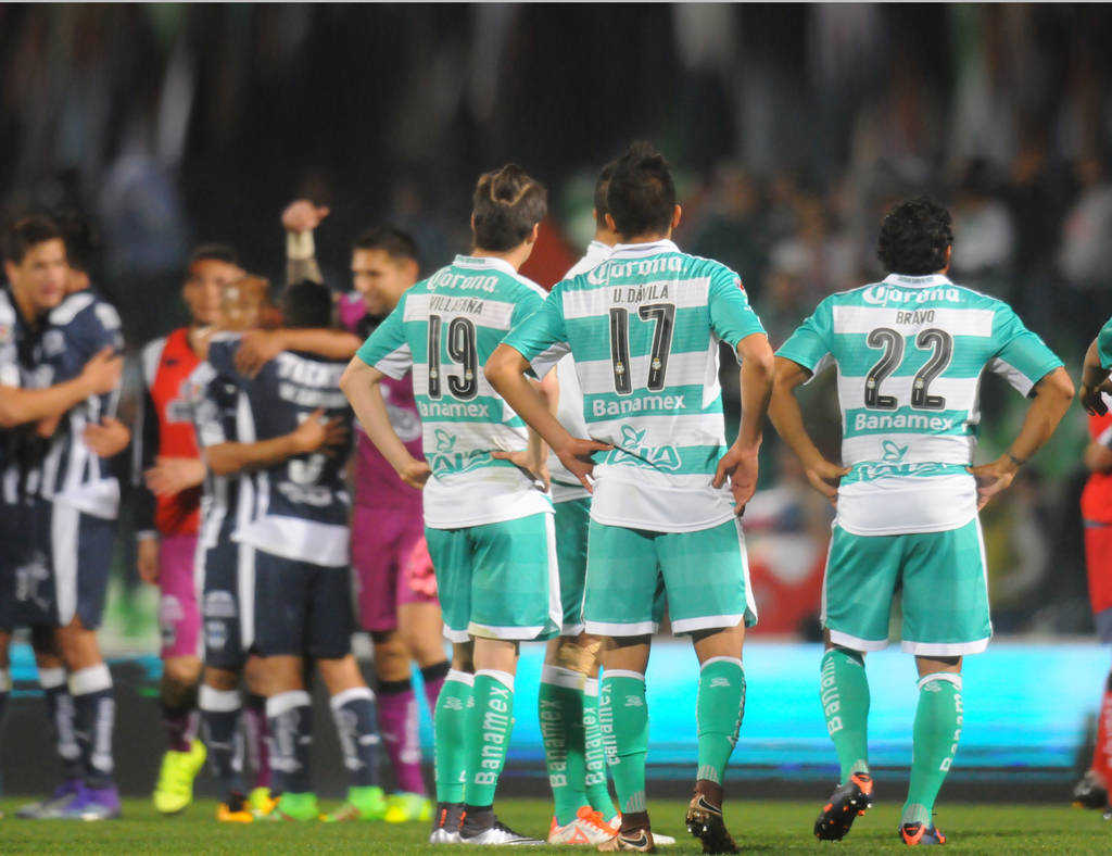Rayados vence al equipo lagunero con polémica arbitral incluida.