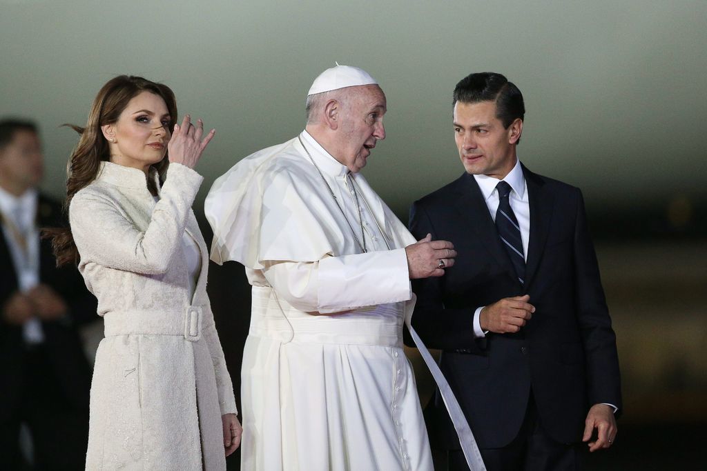 Angélica Rivera lució un conjunto color perla del diseñador Benito Santos para recibir al Papa Francisco. (ARCHIVO) 