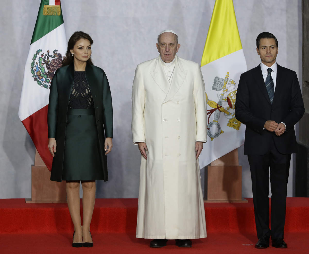 El presidente Enrique Peña Nieto recibió junto a su esposa al Papa Francisco en el Palacio Nacional. (AP) 