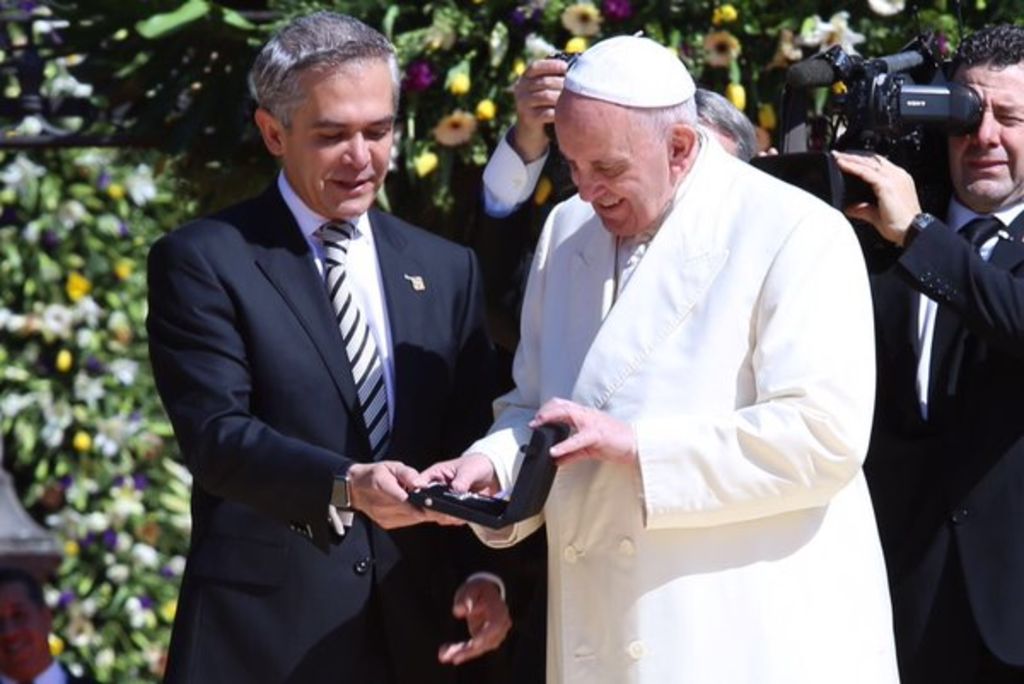 Mancera entregó las llaves de la Ciudad de México al Papa Francisco. (TWITTER)