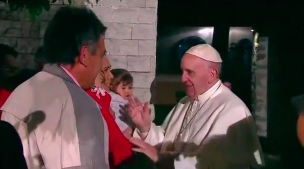 El pontífice argentino bendijo y besó a varios niños que estaban a los lados de las puertas de la nunciatura apostólica. (ESPECIAL)