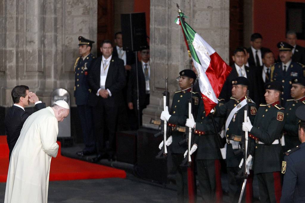 Saludo. Francisco y Enrique Peña Nieto saludaron a la bandera nacional, ayer en Palacio Nacional.