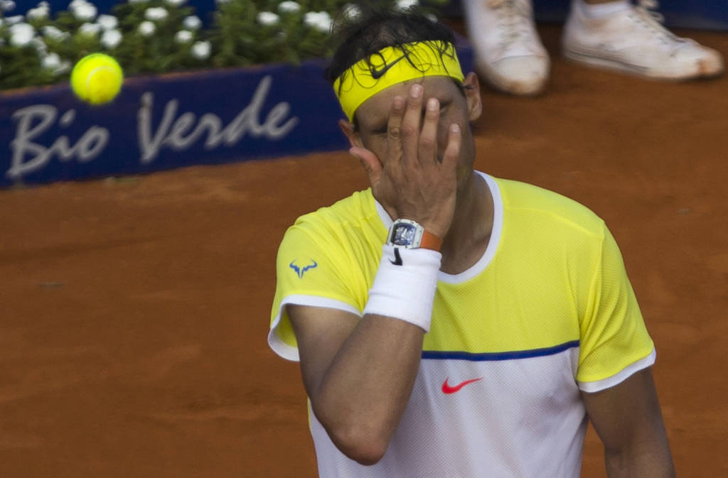El español Rafael Nadal, número cinco de la ATP, cayó ante el austriaco Dominic Thiem (19) ayer. (AP)