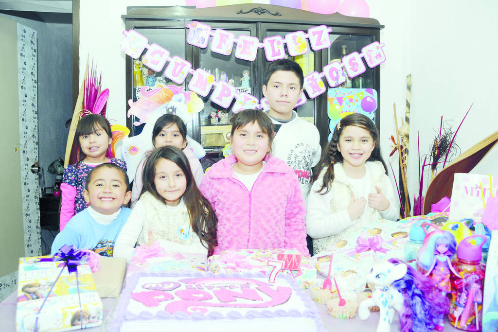   Annete Guadalupe Loera Esquivel acompañada de Mariangel, Keyla, Naty, Dylan, Cristóbal e Ivanna en su fiesta de cumpleaños.
