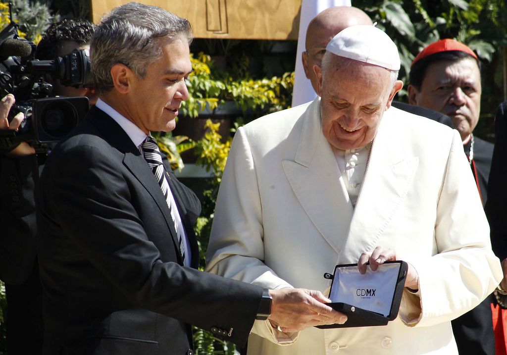 Regalo. El Papa recibió las Llaves de la Ciudad de México de manos del jefe de gobierno capitalino, Miguel Ángel Mancera.