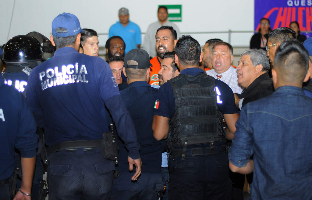 La fuerza municipal tuvo que intervenir para tratar de regresar el orden al Auditorio Municipal. (Fotografías de Jesús Galindo)