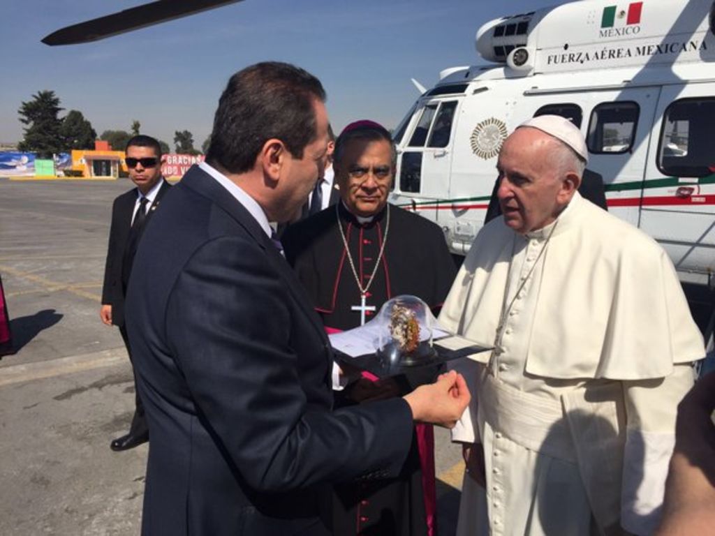 El gobernador recibió al Papa Francisco en Ecatepec. (TWITTER)