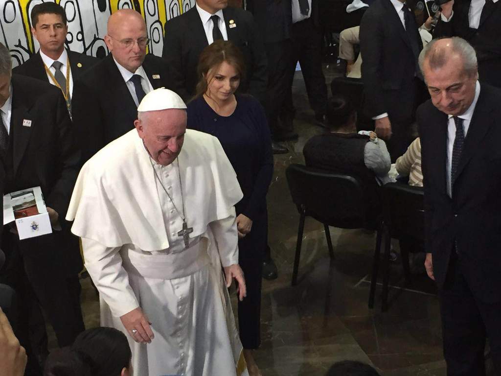 La primera dama Angélica Rivera recibió al pontífice en las instalaciones, donde saludo, besó y bendijo a varios niños que lo esperaban dentro. 