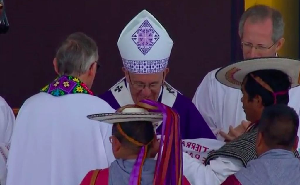 Los indígenas mexicanos regalaron al papa biblias traducidas a sus lenguas. (ESPECIAL) 
