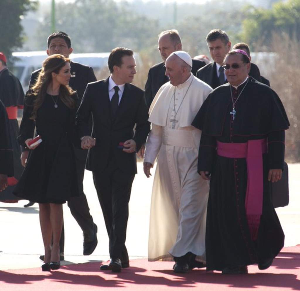 Anahí recibe al Papa con atuendo negro