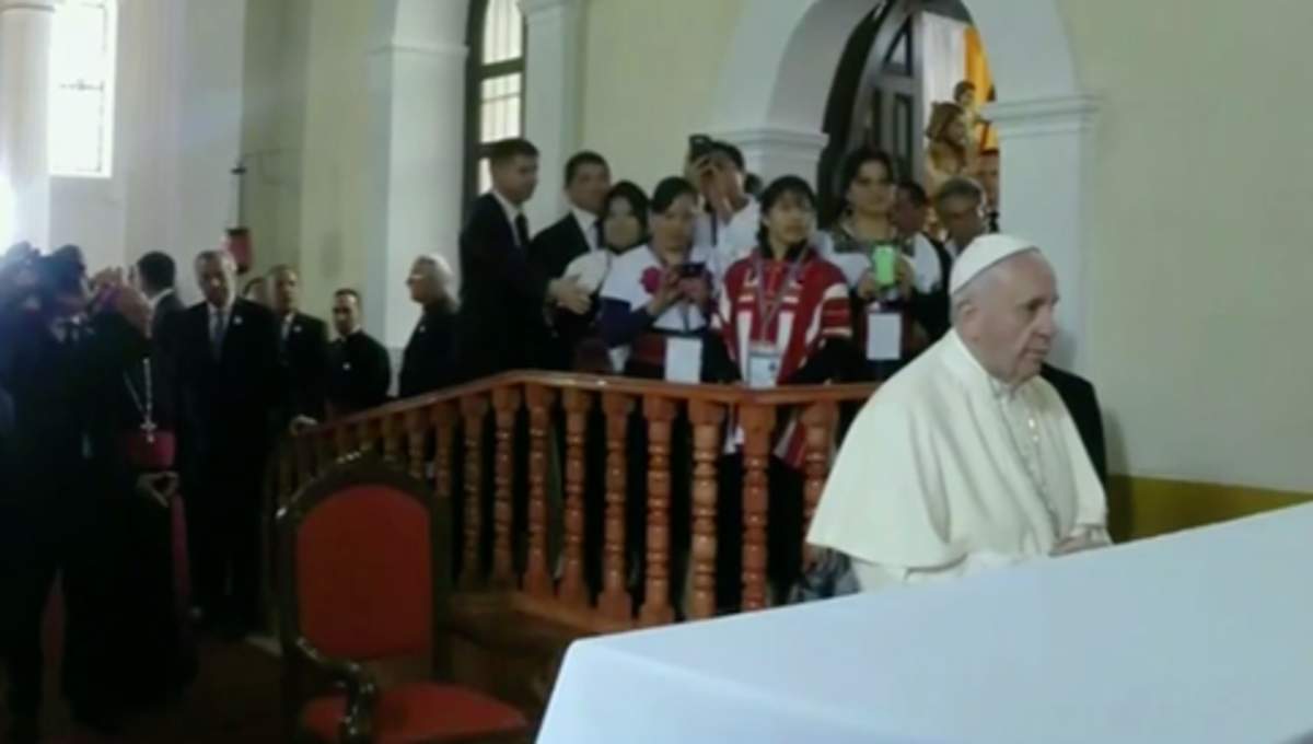 El Papa rezó frente a los restos de Samuel Ruiz en la Catedral de la Paz. (ESPECIAL)